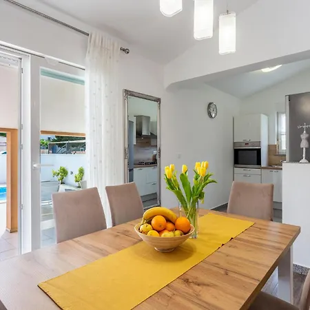 3 Bedroom Awesome Home In Fazana Holiday home