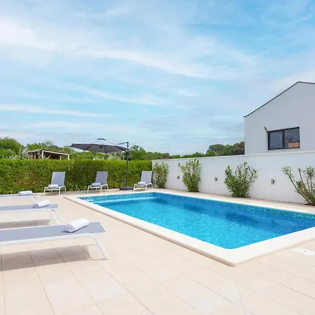 3 Bedroom Awesome Home In Fazana *