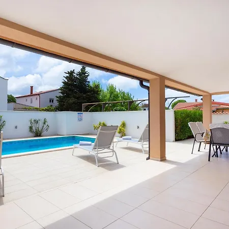 Holiday home 3 Bedroom Awesome Home In Fazana *